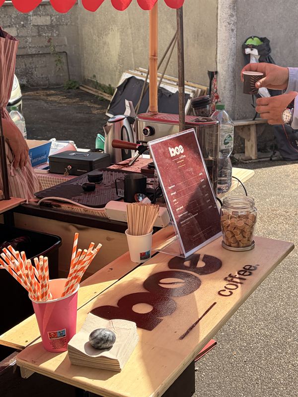 Détail du comptoir du triporteur : carte, caisse, bouilloire et machine espresso