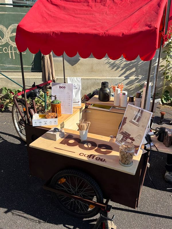 Le vélo triporteur Boé Coffee et son auvent rouge, comptoir en bois avec carte et sucre roux